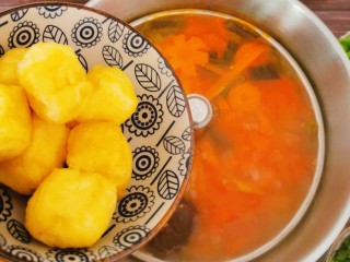 16、冬至美食 羊肉火锅,放入豆泡