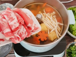 17、冬至美食 羊肉火锅,放入羊肉卷