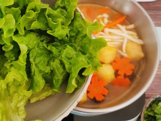 18、冬至美食 羊肉火锅,放入生菜