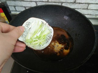 16、葱烧炸鸡块,加葱丝