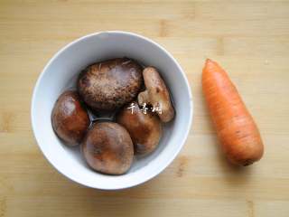 2、香菇鸡丁胡萝卜蛋炒饭 有菜有肉营养丰富的快手宝宝餐,新鲜香菇淡盐水泡10分钟去去土腥气，胡萝卜洗净削皮备用。