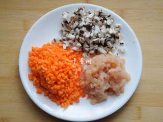 3、香菇鸡丁胡萝卜蛋炒饭 有菜有肉营养丰富的快手宝宝餐,香菇切丁，胡萝卜切丁，鸡胸肉切丁。