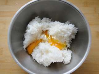 5、香菇鸡丁胡萝卜蛋炒饭 有菜有肉营养丰富的快手宝宝餐,米饭中打入一个鸡蛋，快速抓开抓匀。