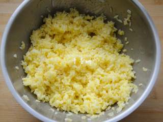 6、香菇鸡丁胡萝卜蛋炒饭 有菜有肉营养丰富的快手宝宝餐,抓成粒粒散开的状态方便后边的炒制。