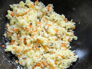 8、香菇鸡丁胡萝卜蛋炒饭 有菜有肉营养丰富的快手宝宝餐,倒入拌好鸡蛋的米饭大火开炒。