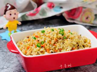 11、香菇鸡丁胡萝卜蛋炒饭 有菜有肉营养丰富的快手宝宝餐,孩子小的时候，难免有吃饭挑嘴的时候，这是很正常的也是阶段性的，作为父母就费点心思精心做些既好看又好吃的就是了，毕竟也没什么难的，对吗？