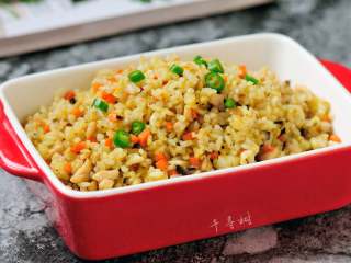 10、香菇鸡丁胡萝卜蛋炒饭 有菜有肉营养丰富的快手宝宝餐,这个炒饭同样适合大人吃呀，喜欢吃辣的最后再撒入些青椒粒，不吃辣的直接盛盘。色香味俱全的香菇鸡丁胡萝卜蛋炒饭就做好了，精致的小餐具盛起来，孩子吃的那叫一个欢呀，为做饭而发愁的爸爸妈妈们再也不用担心了。