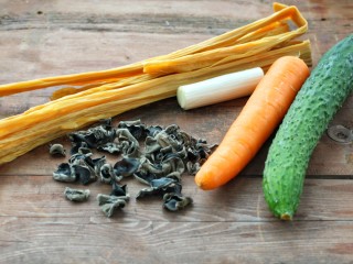 1、腐竹烧木耳,准备好所需食材