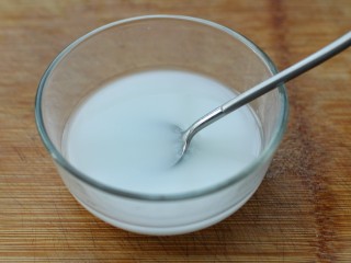 5、腐竹烧木耳,水淀粉搅拌均匀备用
