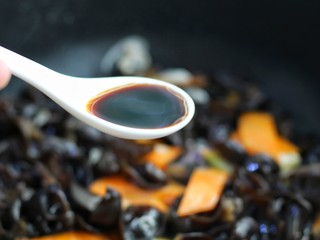 8、腐竹烧木耳,加入生抽