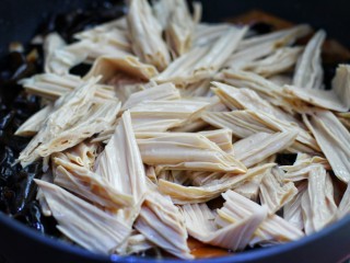 11、腐竹烧木耳,再放入腐竹翻炒两分钟左右