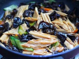 14、腐竹烧木耳,快速翻炒均匀关火即可