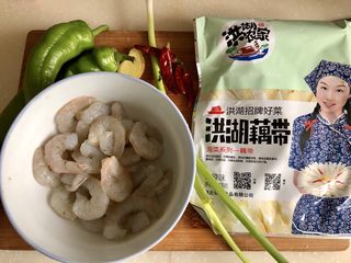 1、酸爽开胃小清新➕泡椒藕带炒虾仁,食材合照：泡椒藕带一袋，净虾仁160g，青尖椒三颗，姜一小块，小葱一根，干辣椒四颗