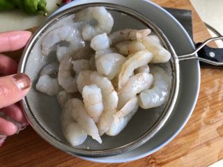 2、酸爽开胃小清新➕泡椒藕带炒虾仁,虾仁用牙签挑去虾线后清洗一下