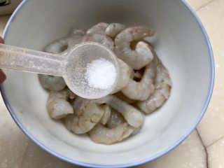 3、酸爽开胃小清新➕泡椒藕带炒虾仁,虾仁用干净毛巾或厨房纸巾吸去水分后加入少许食盐