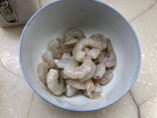 4、酸爽开胃小清新➕泡椒藕带炒虾仁,抓匀腌制一会，虾仁会出水，先来准备其他配菜