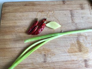 6、酸爽开胃小清新➕泡椒藕带炒虾仁,姜去皮与干辣椒小葱一起洗净备用