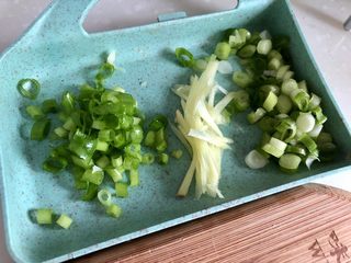 7、酸爽开胃小清新➕泡椒藕带炒虾仁,姜切姜丝，小葱分葱白葱绿分别切末