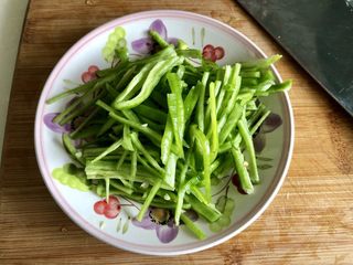 11、酸爽开胃小清新➕泡椒藕带炒虾仁,辣椒切丝备用