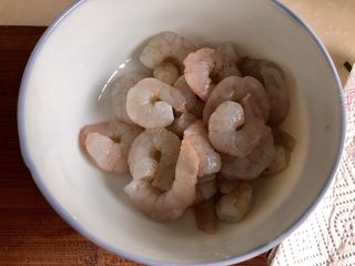 12、酸爽开胃小清新➕泡椒藕带炒虾仁,用盐腌制后虾仁还会出水