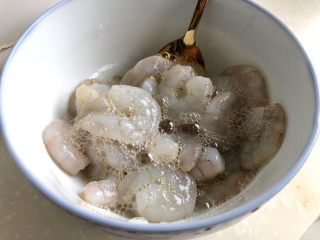 18、酸爽开胃小清新➕泡椒藕带炒虾仁,按照一个方向，搅拌上劲后静止五到十分钟