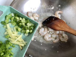 21、酸爽开胃小清新➕泡椒藕带炒虾仁,虾仁微变红加入姜丝葱白小火煸香