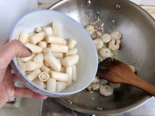 23、酸爽开胃小清新➕泡椒藕带炒虾仁,转中火，加入泡椒藕带（带少许泡椒水）翻炒一分钟，藕带本来就可以直接食用，所以炒制时间很短