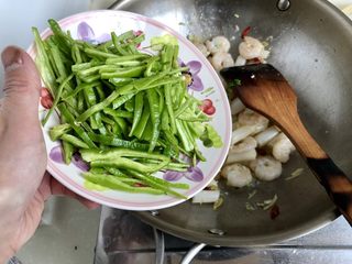 24、酸爽开胃小清新➕泡椒藕带炒虾仁,加入青椒丝，翻炒一两分钟，尝下咸淡，如果觉得淡可以加少许食盐调味。因为泡椒藕带味道足够，阿晨并没有再加盐了，这个根据大家的口味来调整