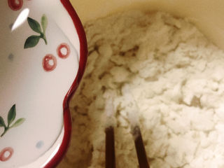 3、广式叉烧包,分次加入清水