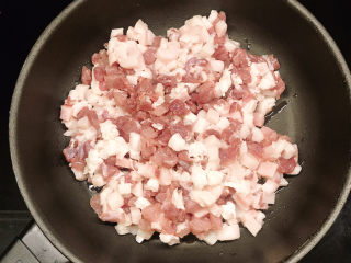 9、广式叉烧包,放入肉丁