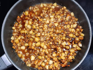 12、广式叉烧包,大火烧开后加入清水