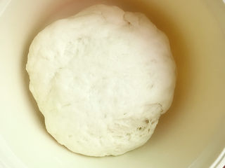 19、广式叉烧包,发酵好的面团取出进行排气