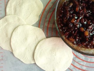 20、广式叉烧包,分成均匀的剂子，擀成中间厚边沿薄的圆皮