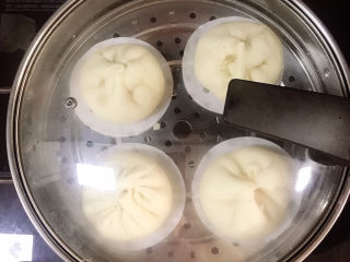 23、广式叉烧包,放入蒸锅中进行二次发酵