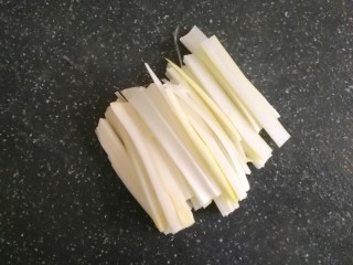 1、盐焗手撕鸡,大葱切丝