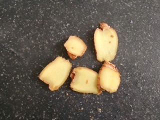 2、盐焗手撕鸡,姜切片