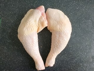 3、盐焗手撕鸡,鸡腿洗干净