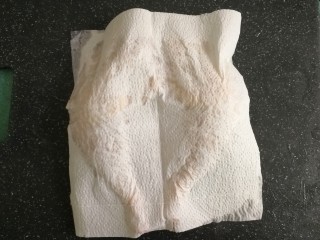 4、盐焗手撕鸡,再用厨房纸吸干水分