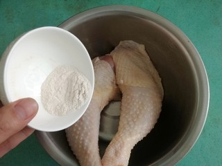 6、盐焗手撕鸡,将盐焗鸡粉倒入鸡腿里