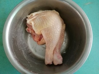 7、盐焗手撕鸡,反复按摩鸡腿，然后放冰箱冷藏腌制两小时以上