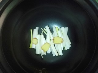 8、盐焗手撕鸡,葱姜在电饭锅中铺整齐