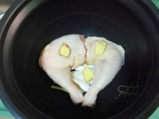 9、盐焗手撕鸡,将腌制好的鸡腿放入锅中