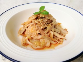 12、盐焗手撕鸡,待鸡腿放凉了，开始手撕摆盘啦