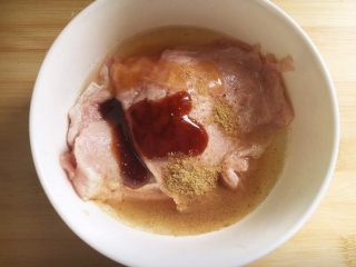 3、黄金猪排,放入料酒、盐、五香粉、蚝油。