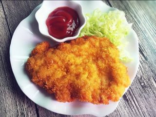 11、黄金猪排,搭配番茄酱和一些青菜丝。