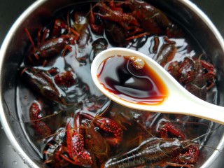 3、香辣小龙虾,放两勺醋浸泡,据说这样洗的干净。