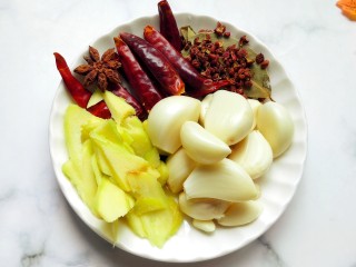5、香辣小龙虾,准备生姜,大蒜,干辣椒,香叶,八角,花椒。
