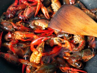 8、香辣小龙虾,倒入小龙虾翻炒。