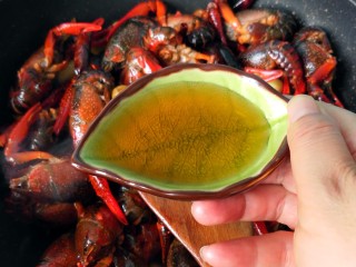 9、香辣小龙虾,倒入两勺料酒。