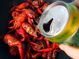 12、香辣小龙虾,一罐啤酒。